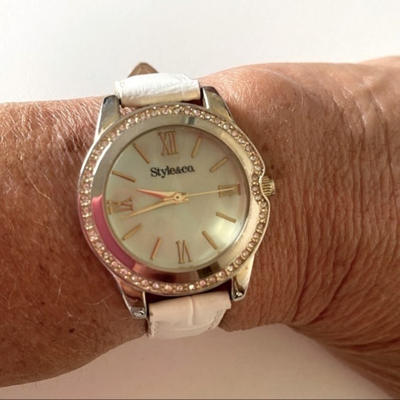 Style & Co Gold Diamond and White Leather Round Face  Watch EUC - Picture 2 of 8